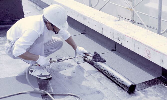 新築の建物で防水工事をい粉う作業員jpg