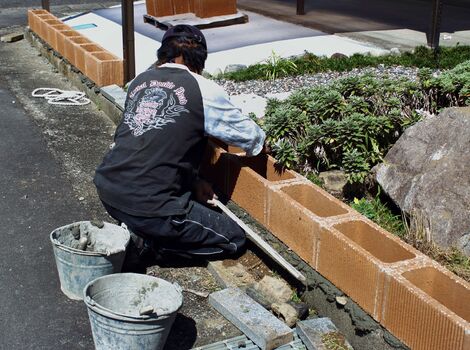 ブロック塀を施工するスタッフ