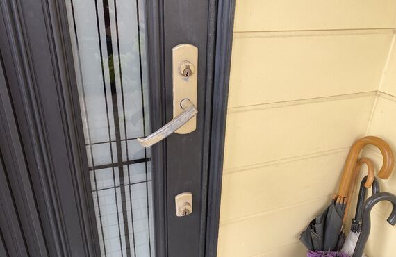 玄関ドアの鍵のトラブル等、サッシ、鍵でお困りのお客様はインテルナアカイワまでお問合せ下さい。